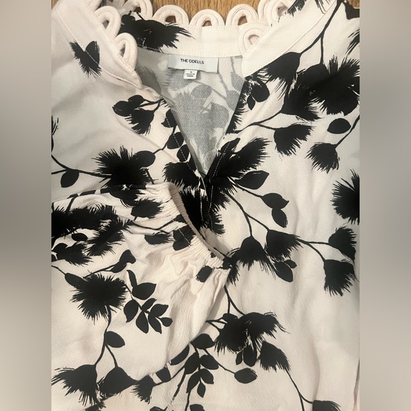 The Odells robin top Floral Black White small revolve $238
Anthropologie chic - Picture 5 of 8